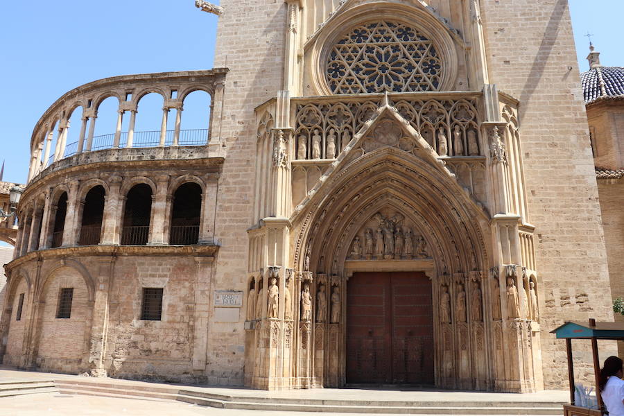 La ruta histórica por San Vicente Ferrer continúa por la Catedral de Valencia, iniciada en 1262 y donde predicó en un púlpito de piedra que hoy todavía se conserva. También tiene una capilla dedicada a él, la tercera lateral a la izquierda, entrando por la puerta de los hierros, donde en su altar central hay un óleo de Vicente Inglés sobre la Aparición de la Virgen al Santo. Del mismo pintor son los otros dos sobre la conversión de unos judíos y sobre la resurrección de una difunta. También en esta Capilla se encuentra la imagen del Santo, de madera plateada, obra de Francisco Eva, que es la que se saca en la procesión solemne del día de su fiesta.