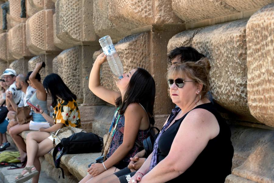Turistas y vecinos han recurrido a zonas de sombra.