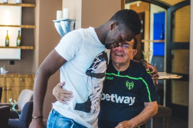 El presidente de honor, Paco Fenollosa, abraza a Lerma ayer a su llegada a Ermelo. 