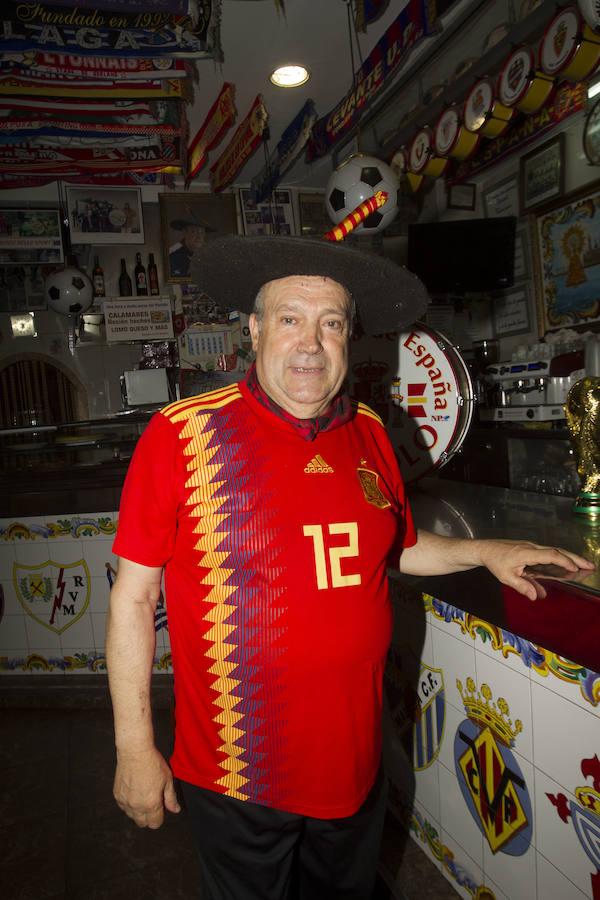 El bar de Manolo 'el del Bombo', como coloquialmente se le conoce aunque su verdadero nombre es Tu Museo Deportivo, está situado en el distrito de El Pla del Real, a pocos metros del estadio de Mestalla, y se vende por 190.000 euros -215.670 euros al sumar gastos e impuestos-.