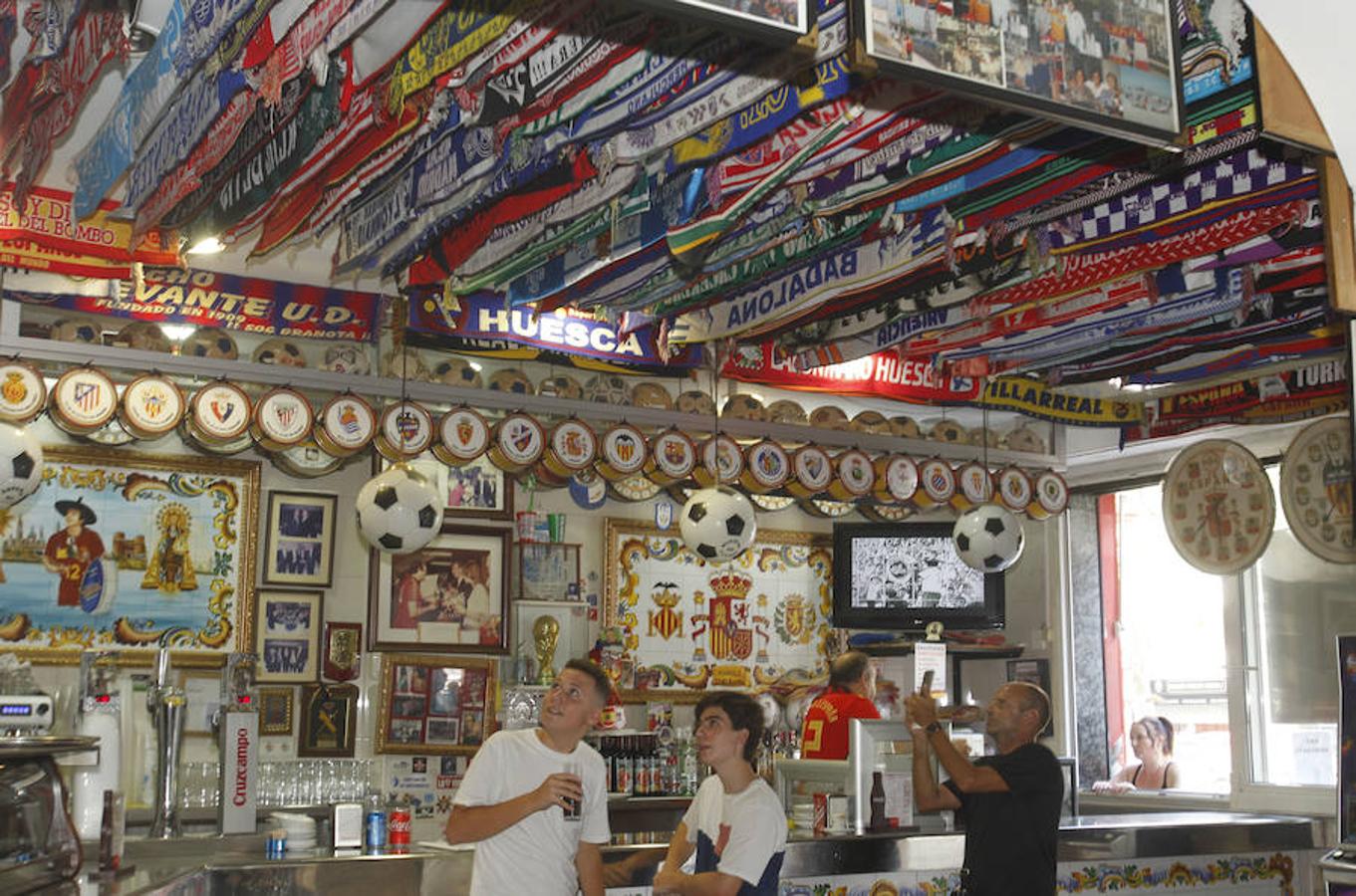 El bar de Manolo 'el del Bombo', como coloquialmente se le conoce aunque su verdadero nombre es Tu Museo Deportivo, está situado en el distrito de El Pla del Real, a pocos metros del estadio de Mestalla, y se vende por 190.000 euros -215.670 euros al sumar gastos e impuestos-.