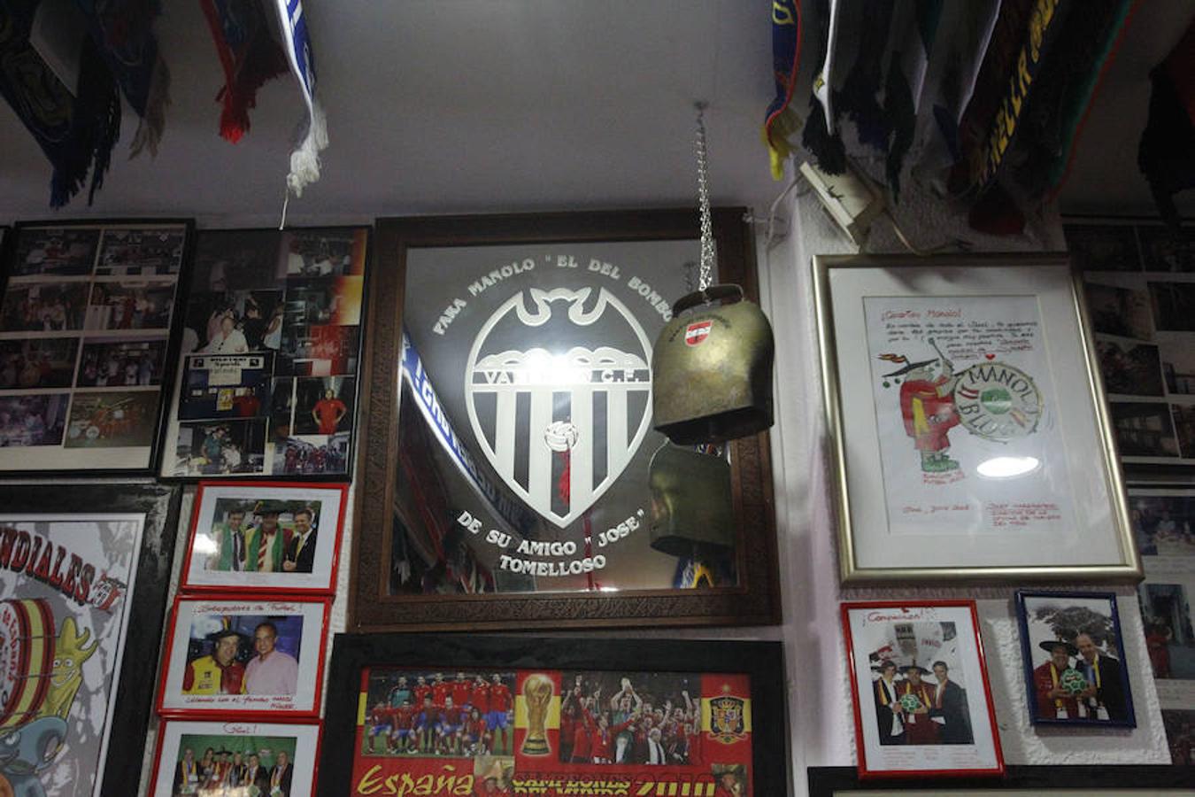 El bar de Manolo 'el del Bombo', como coloquialmente se le conoce aunque su verdadero nombre es Tu Museo Deportivo, está situado en el distrito de El Pla del Real, a pocos metros del estadio de Mestalla, y se vende por 190.000 euros -215.670 euros al sumar gastos e impuestos-.