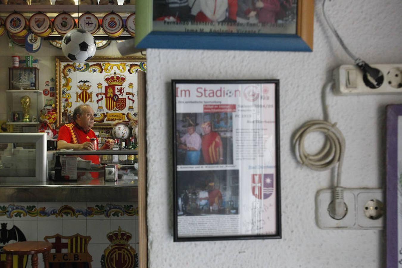 El bar de Manolo 'el del Bombo', como coloquialmente se le conoce aunque su verdadero nombre es Tu Museo Deportivo, está situado en el distrito de El Pla del Real, a pocos metros del estadio de Mestalla, y se vende por 190.000 euros -215.670 euros al sumar gastos e impuestos-.