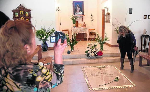 Imagen principal - En la primera foto, Pinochet: Las cenizas del dictador chileno fueron enterradas en la capilla privada de la familia en la finca de los Bolos, en Valparaíso. Abajo, Ceaucescu: fue necesaria una prueba de ADN para confirmar que eran sus restos los que estaban en un cementerio de Bucarest. A la derecha, Stalin: sus restos fueron sacados del mausoleo de Lenin y enterrados junto a la muralla del Kremlin, donde, tiempo después, se levantó un monumento.