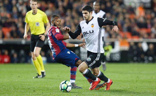 Gonçalo Guedes, durante un partido con el Valencia CF.