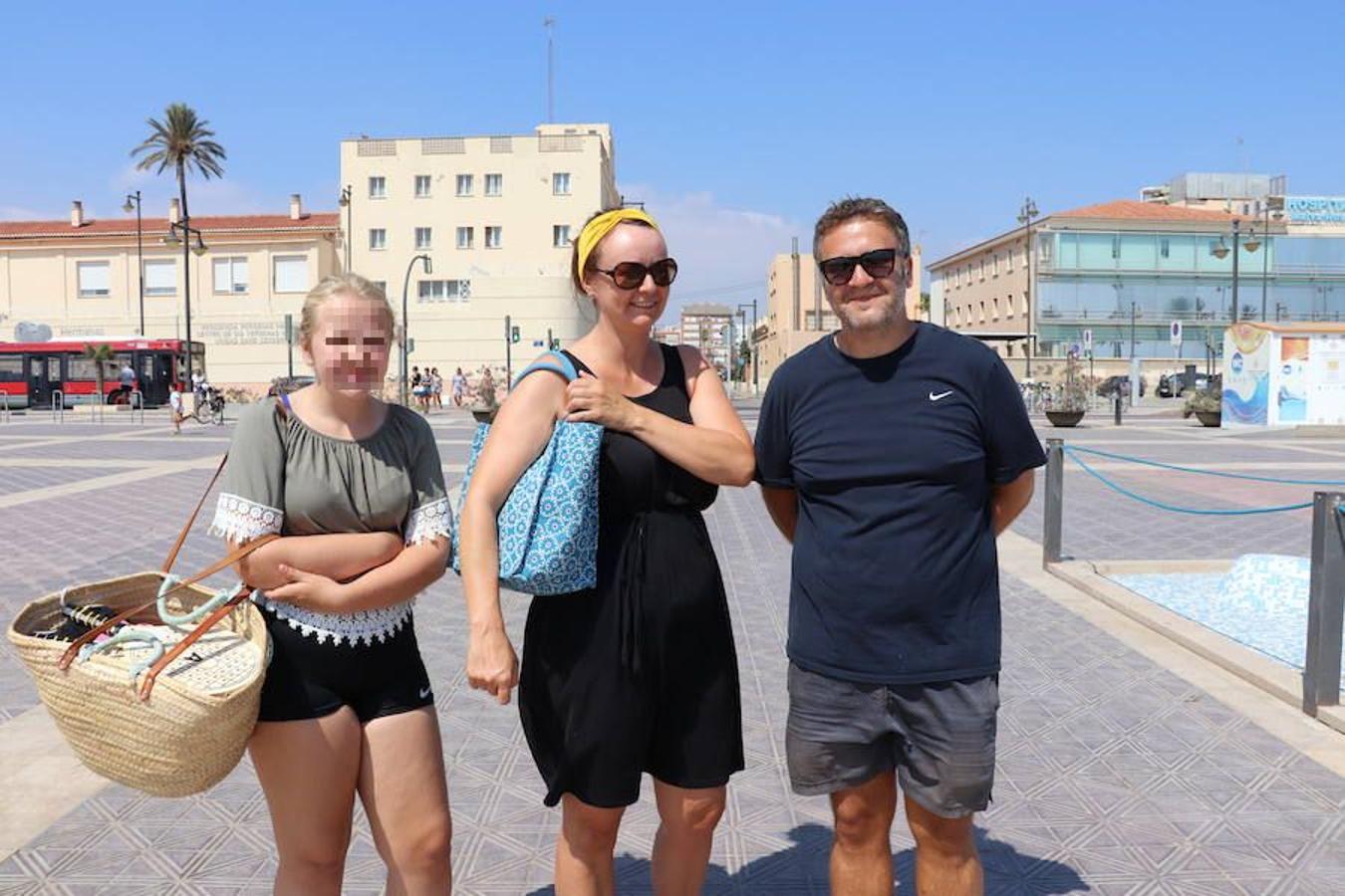 Turistas en familia: Son una de las versiones más extendidas del ‘turisteo’. Es muy habitual encontrarse con apacibles grupos familiares que se acercan a la costa valenciana para tomar el sol y comer paella. Con niños pequeños, adolescentes o con los más mayores, son varias las opciones con las que las familias más unidas disfrutan del verano. Njai Askeland, Ingvild Petterson y su hija de 13 años hanne Lotta Askeland vienen desde Noruega a ver Valencia por primera vez. «Es una ciudad muy bonita», declara la menor. «No habíamos venido nunca, pero se está genial aquí», asegura la pareja (de 45 años) que han aprovechado su estancia para acudir «a la playa y próximamente, a probar la paella». 