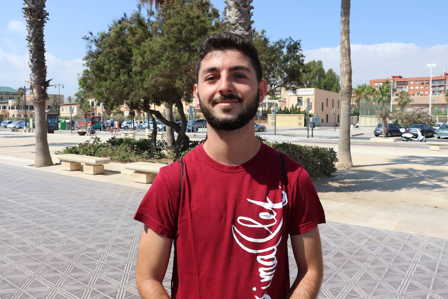 Otro ejemplo perfecto del turista local es Adrià Lapuente, que acude a una «quedada de sol y playa» junto a sus amigos para disfrutar del clima valenciano.