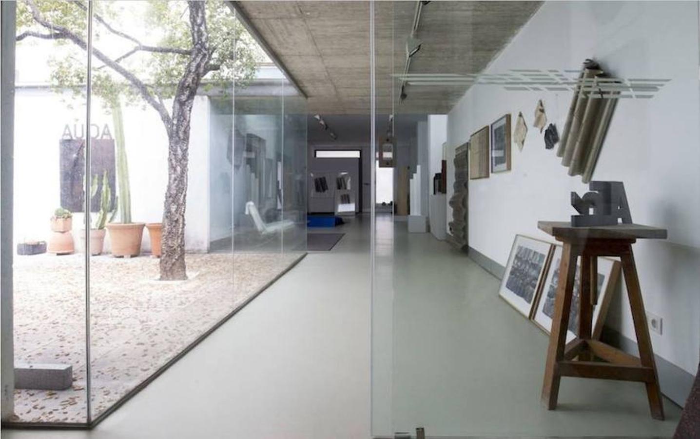 LA CASA DE FRANCISCO SEBASTIÁN NICOLAU | Convertir una fábrica de básculas abandonada en estudio pictórico y escultórico le llevó a abordar una gran reforma, con la búsqueda de la luz como desafío. Al artista le hace compañía un alcornoque que ejerce de elemento decorativo y fuente de inspiración.