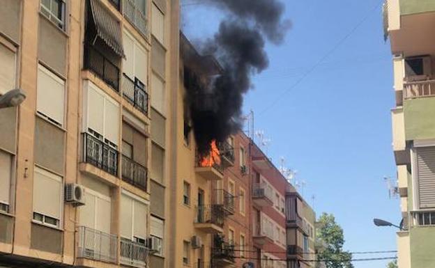 Tres personas atentidas por inhalación de humo en el incendio de una vivienda de Xàtiva