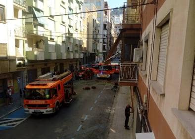 Imagen secundaria 1 - Tres personas atentidas por inhalación de humo en el incendio de una vivienda de Xàtiva