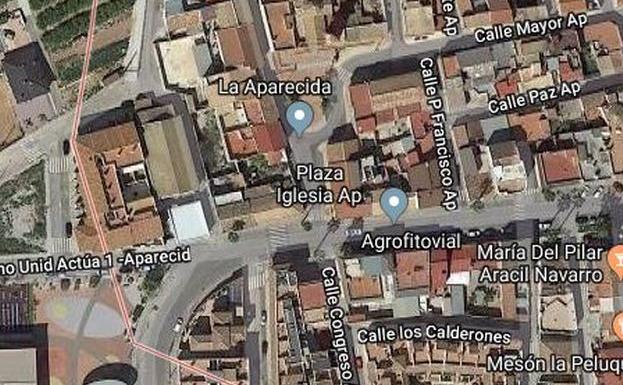 Un muerto y tres heridos tras chocar una furgoneta con un autobús