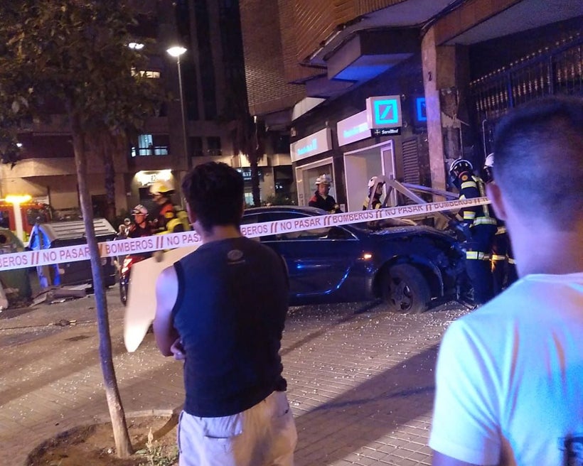 Uno de los vehículos implicados en el accidente, que acabó chocando contra un portal de la Avenida Giorgeta.