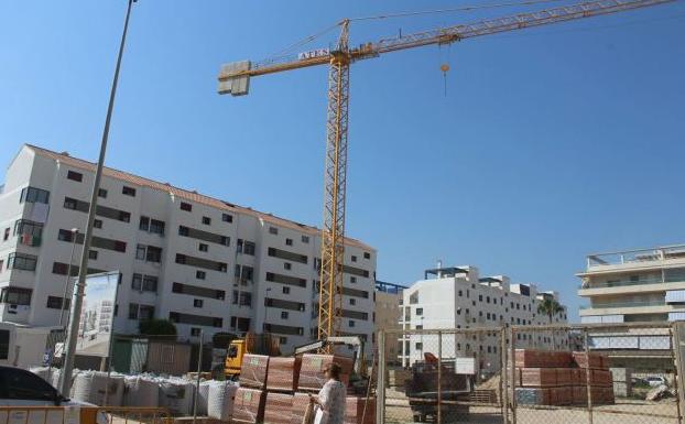 Un edificio de apartamentos en plena construcción en la playa de Daimús.