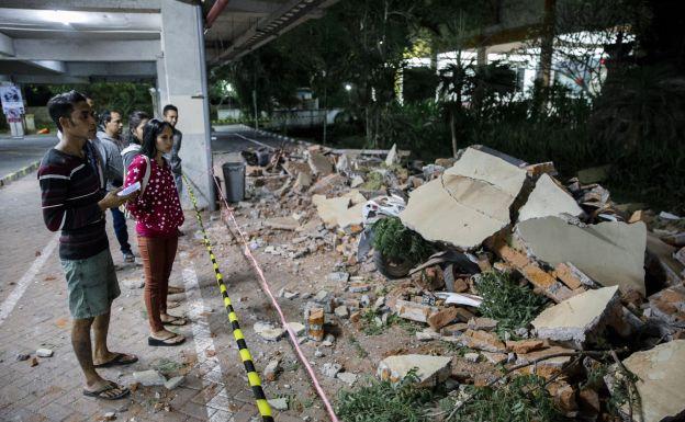 Imagen principal - Consecuencias del terremoto sucedido en Lombok, Indonesia. 
