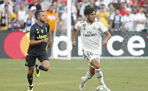 Marco Asensio conduce la pelota en el partido ante la Juventus. 