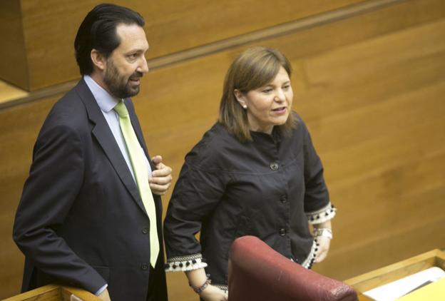 Betoret, miembro de la dirección nacional del PP y diputado autonómico valenciano, junto a Bonig en Les Corts. 