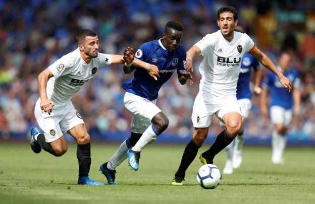 Gayà y Parejo intentan obstaculizar a Gueye durante el partido ante el Everton. 