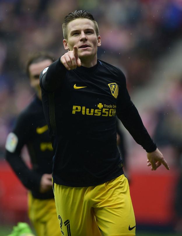 Gameiro celebra un gol con la camiseta del Atlético de Madrid. 