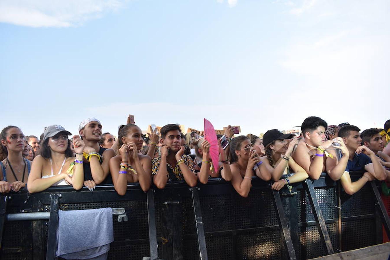 Porque en estos conciertos no se deja nada al azar. Las actuaciones son fruto de una cronometración tan medida que lo calculado parece fluir por si solo. Un esfuerzo de producción donde el objetivo es simular la ausencia de la misma. 