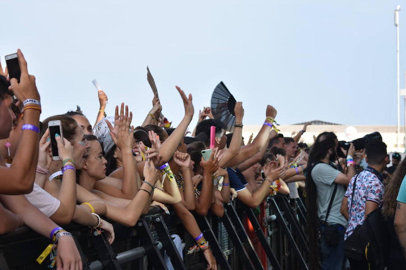 Los que hayan tenido la suerte de vivir un concierto en primera fila, habrán comprobado de cerca el otro lado del asunto. Una fila de personas con cámaras y objetivos que tratan de hacer fotos al artista mientras actúa, siguiendo sus movimientos y buscando la mejor instantánea a contrarreloj.