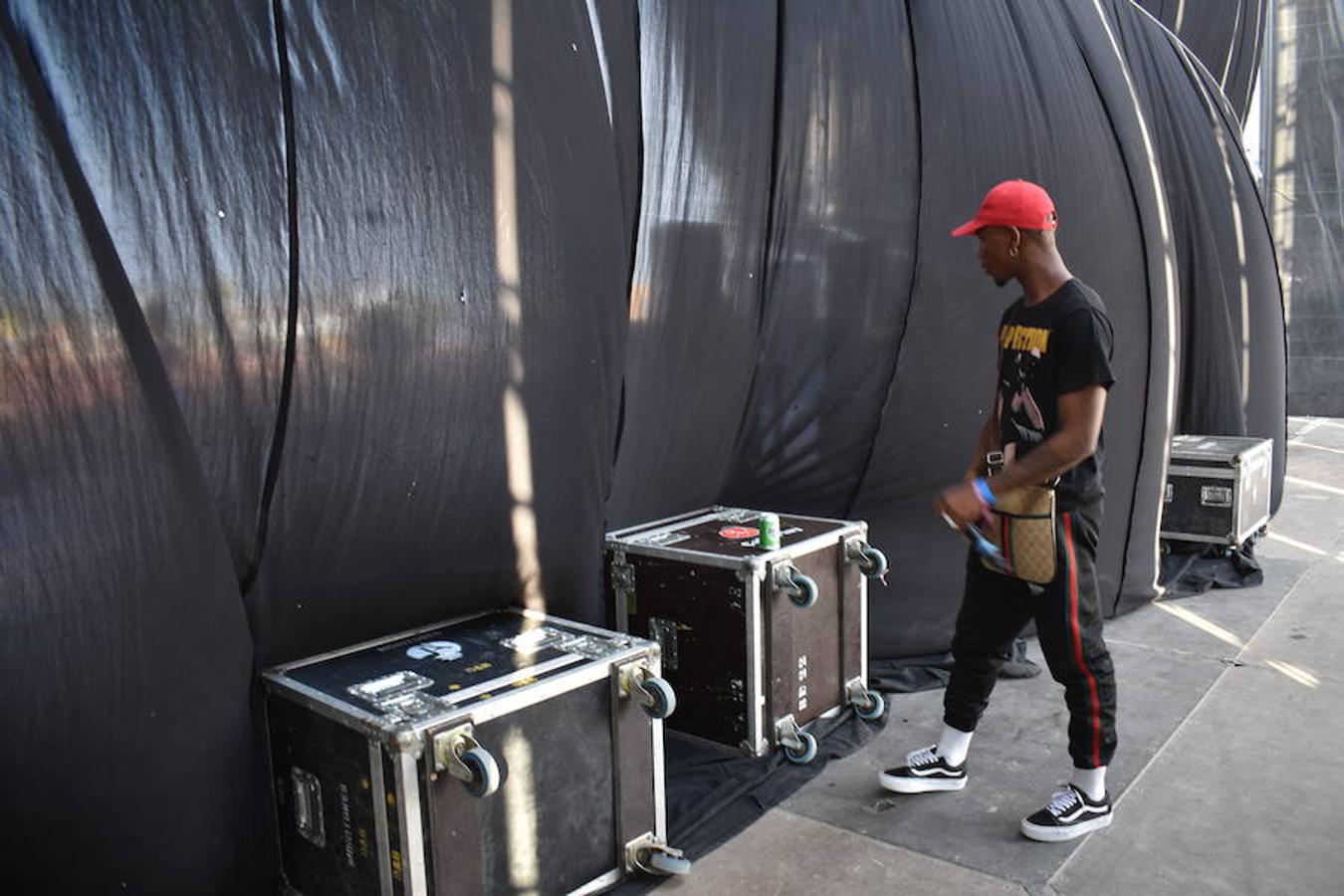 Telas negras funcionan como telón, sujetadas bajo pesados cajones metálicos para que el viento no destape nada de lo que hay detrás. Una práctica manera de focalizar la atención del público en el artista y de mantener esa magia festivalera de la que se encarga la producción.