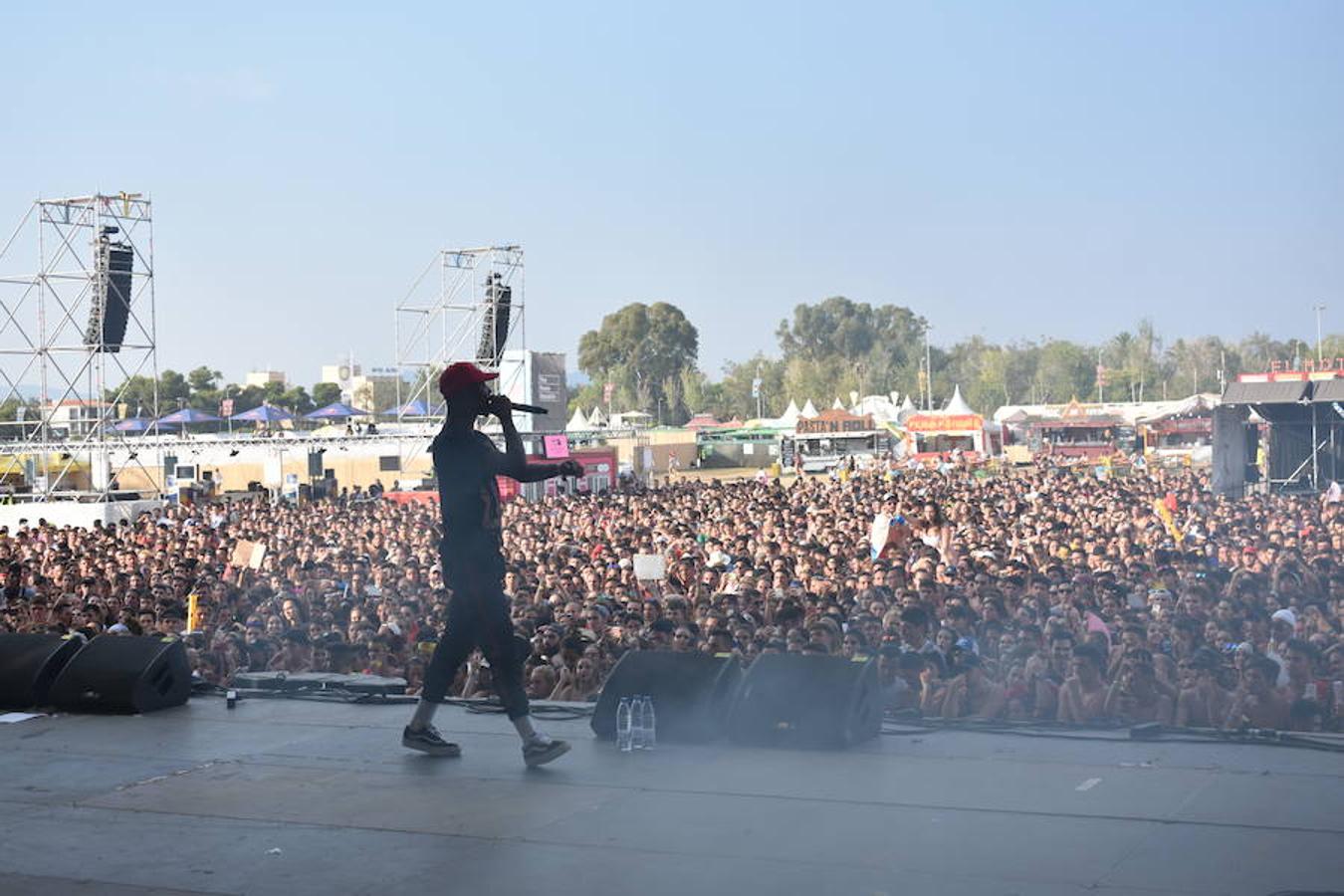 Las estrellas esperan detrás del 'telón' para hacer su entrada triunfal ante las miles de personas que aguardan, con carteles, pancartas y cerveza en mano, a cantar a pleno pulmón sus canciones favoritas.