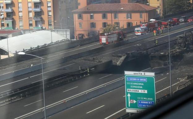 Socavón que ha provocado el accidente.