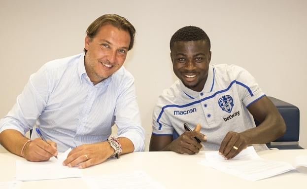 Quico Catalán (izquierda) y Moses Simon firmando el contrato del nuevo jugador del Levante UD.