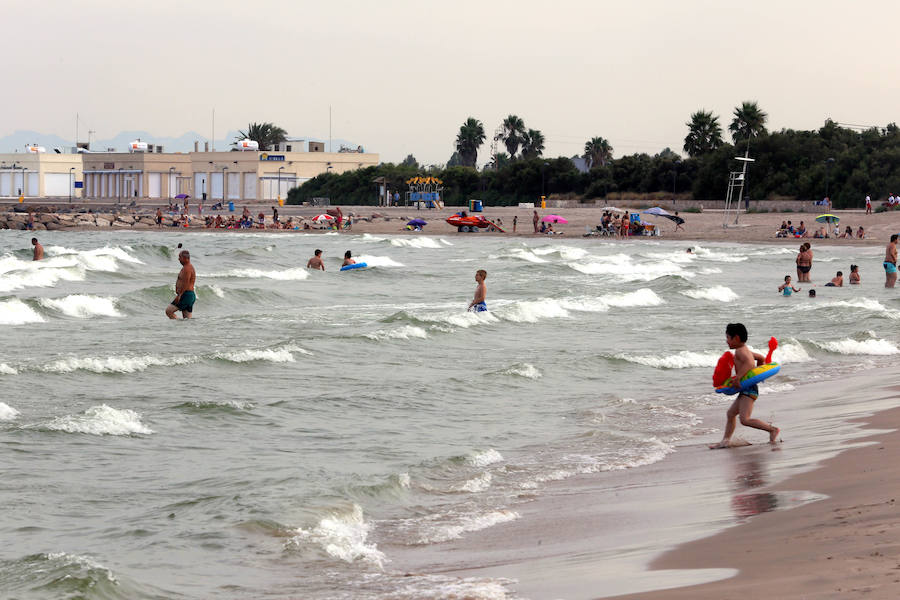 Fotos: La playa de Pinedo, cerrada al baño