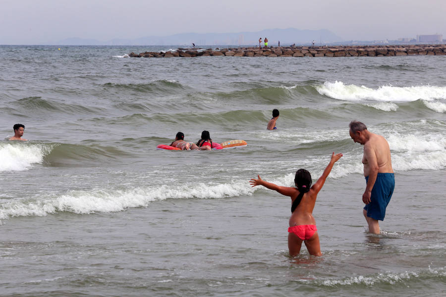 Fotos: La playa de Pinedo, cerrada al baño