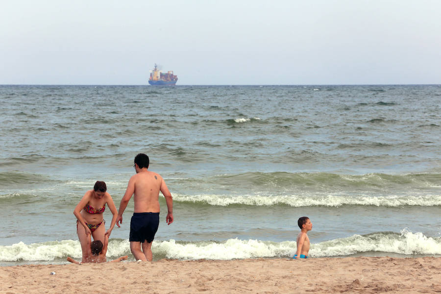 Fotos: La playa de Pinedo, cerrada al baño