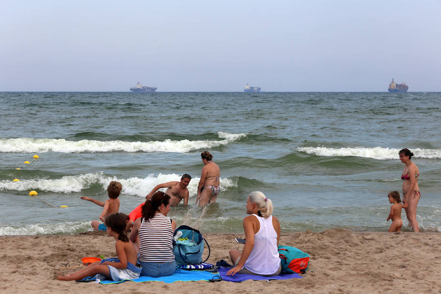 Fotos: La playa de Pinedo, cerrada al baño