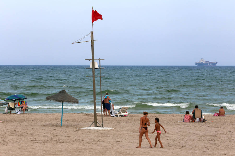 Fotos: La playa de Pinedo, cerrada al baño