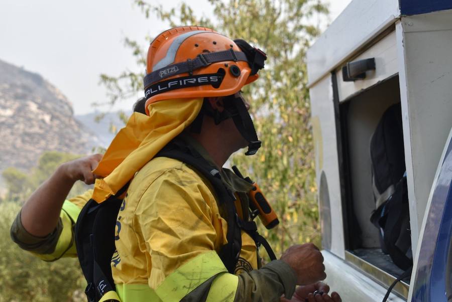 Medios aéreos combaten las llamas de los dos frentes abiertos, en la tarde del martes, en el incencio forestal de Llutxent.