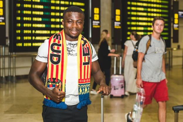 Moses Simon, a su llegada al aeropuerto de Manises. 