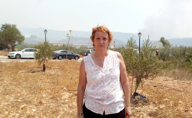 Emilia Benavent, ante la zona del incendio de Llutxent.