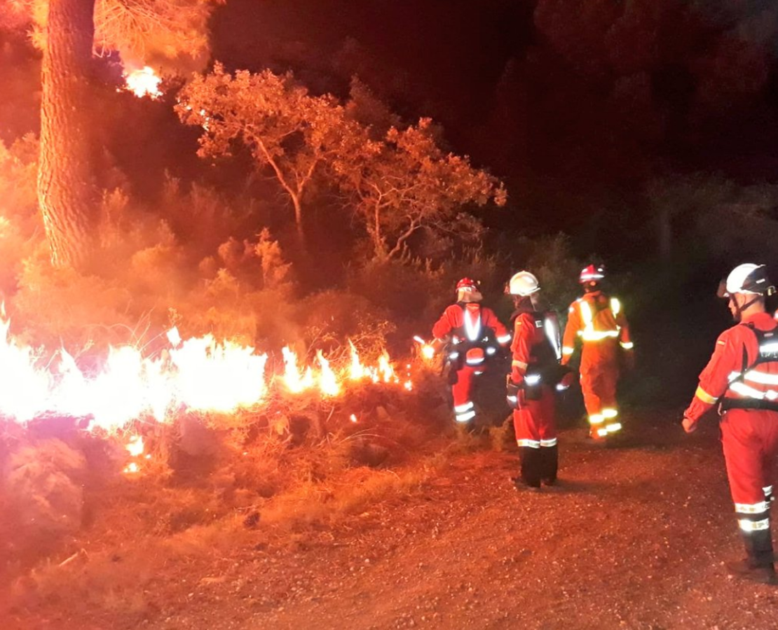 Efectivos en la zona del incendio.