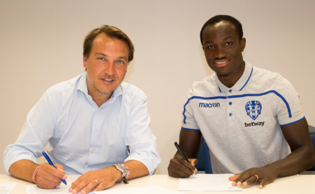 Quico Catalán y Raphael Dwamena firman el fichaje del delantero.