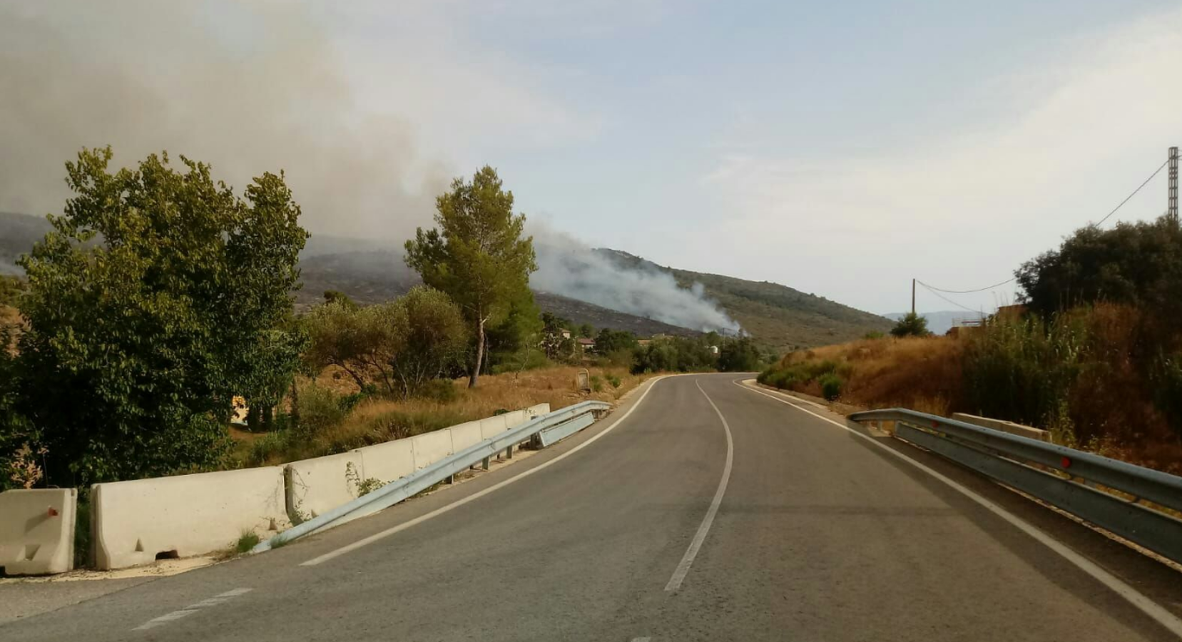 Carreteras cortadas debido al incendio.