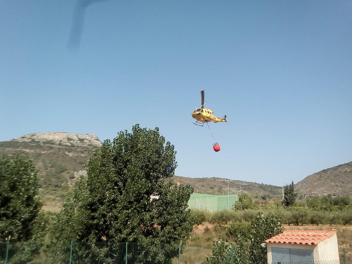 Uno de los helicópteros para la extinción del incendio.