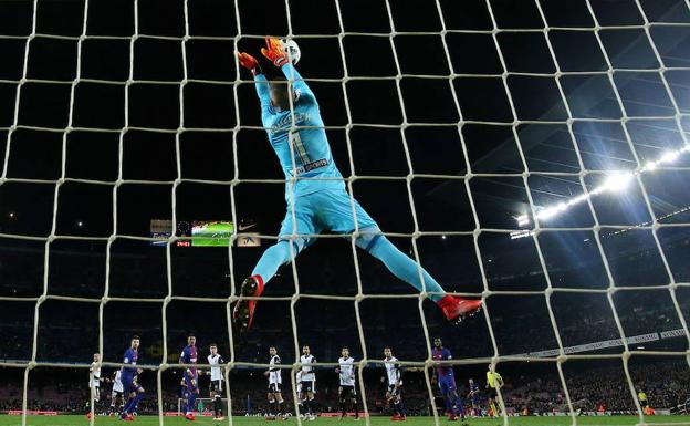 Jaume Doménech trata de parar un balón en la semifinal de la Copa del Rey.