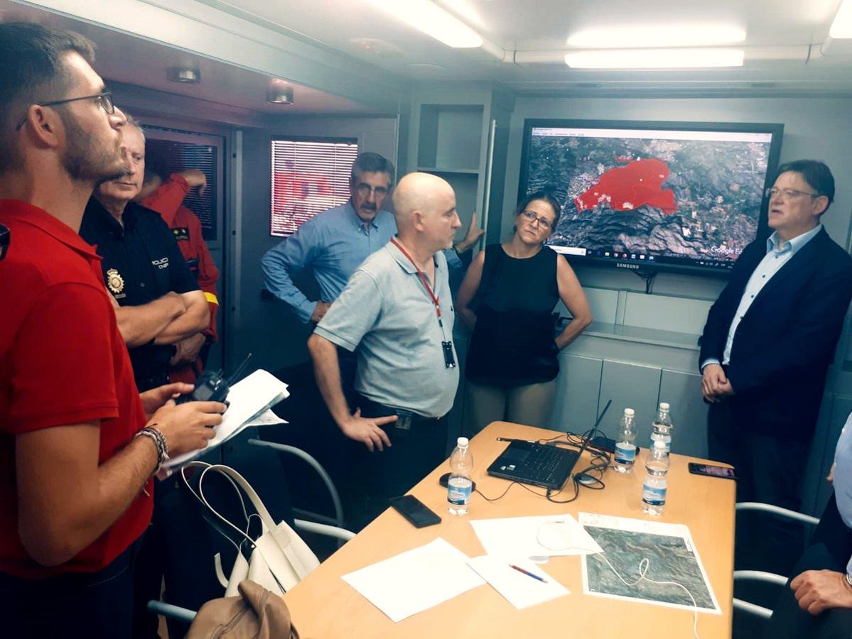 Ximo Puig visita el lugar de comandamiento avanzado del incendio de Llutxent para conocer la evolución de los trabajos de extinción.