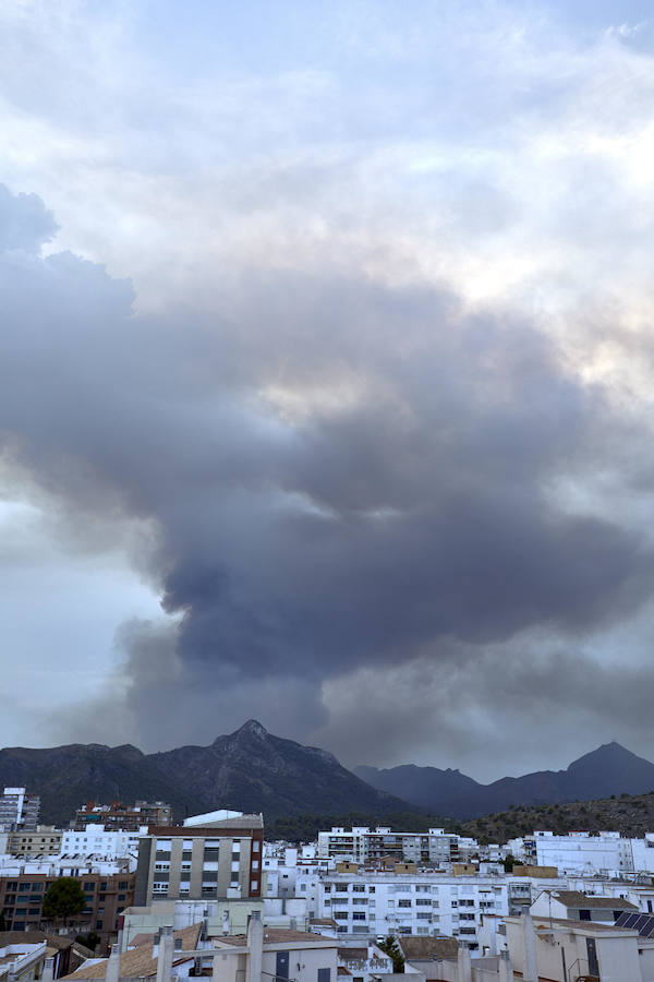 Medios aéreos combaten las llamas de los dos frentes abiertos, en la tarde del martes, en el incencio forestal de Llutxent.