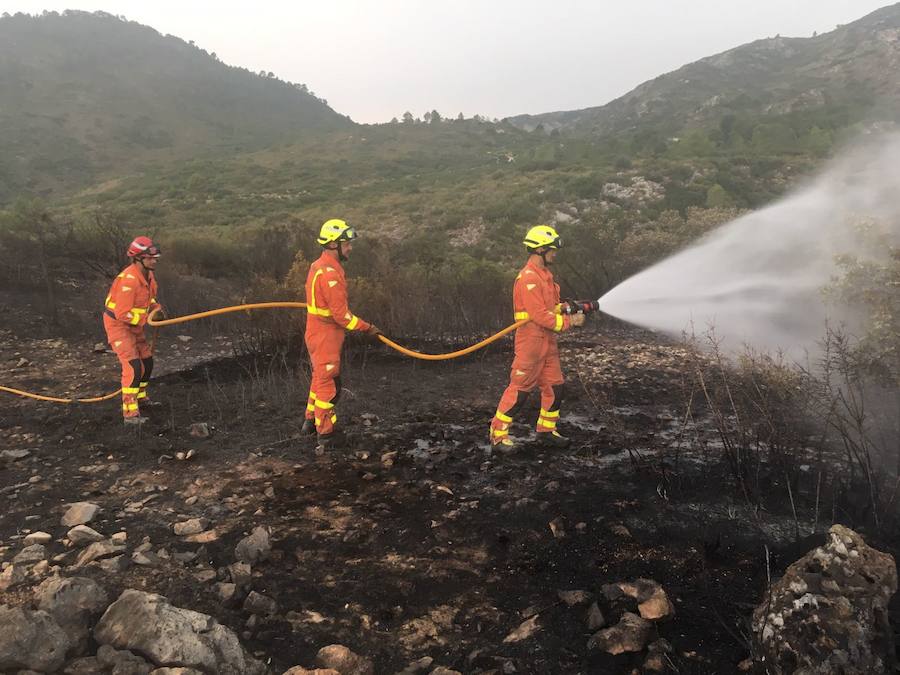 Efectivos del Consorcio Provincial de Bomberos de Valencia refrescando la zona calcinada