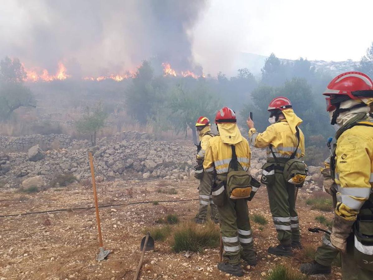 Operativos de Emergencia de Murcia trabajaban esta mañana por controlar el fuego.