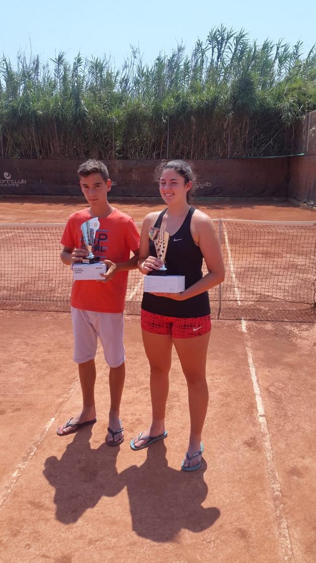 Hugo Fuentes y Neus Ramos con el trofeo 