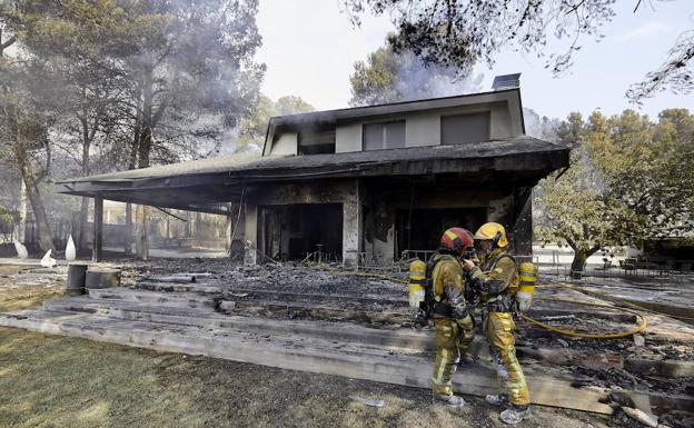 Así han quedado las casas, tras el incendio de Llutxent