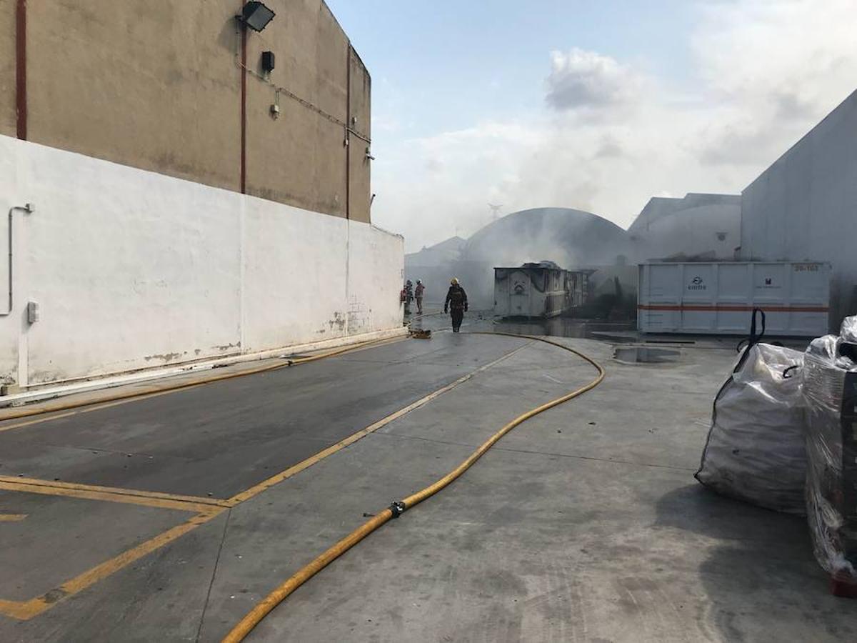 Fotos: Arde una empresa de reciclaje en el polígono industrial en Alboraya