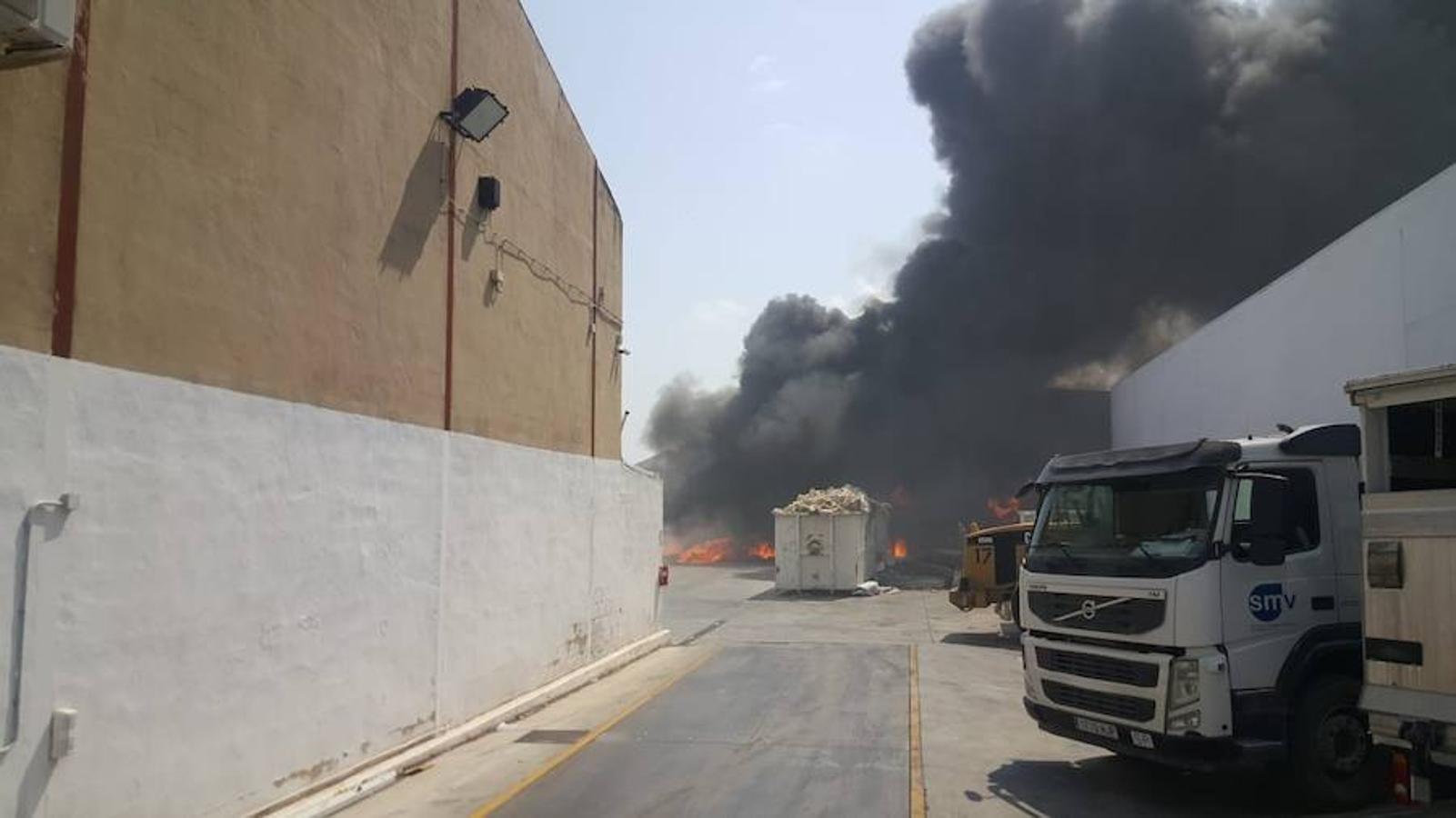 Fotos: Arde una empresa de reciclaje en el polígono industrial en Alboraya