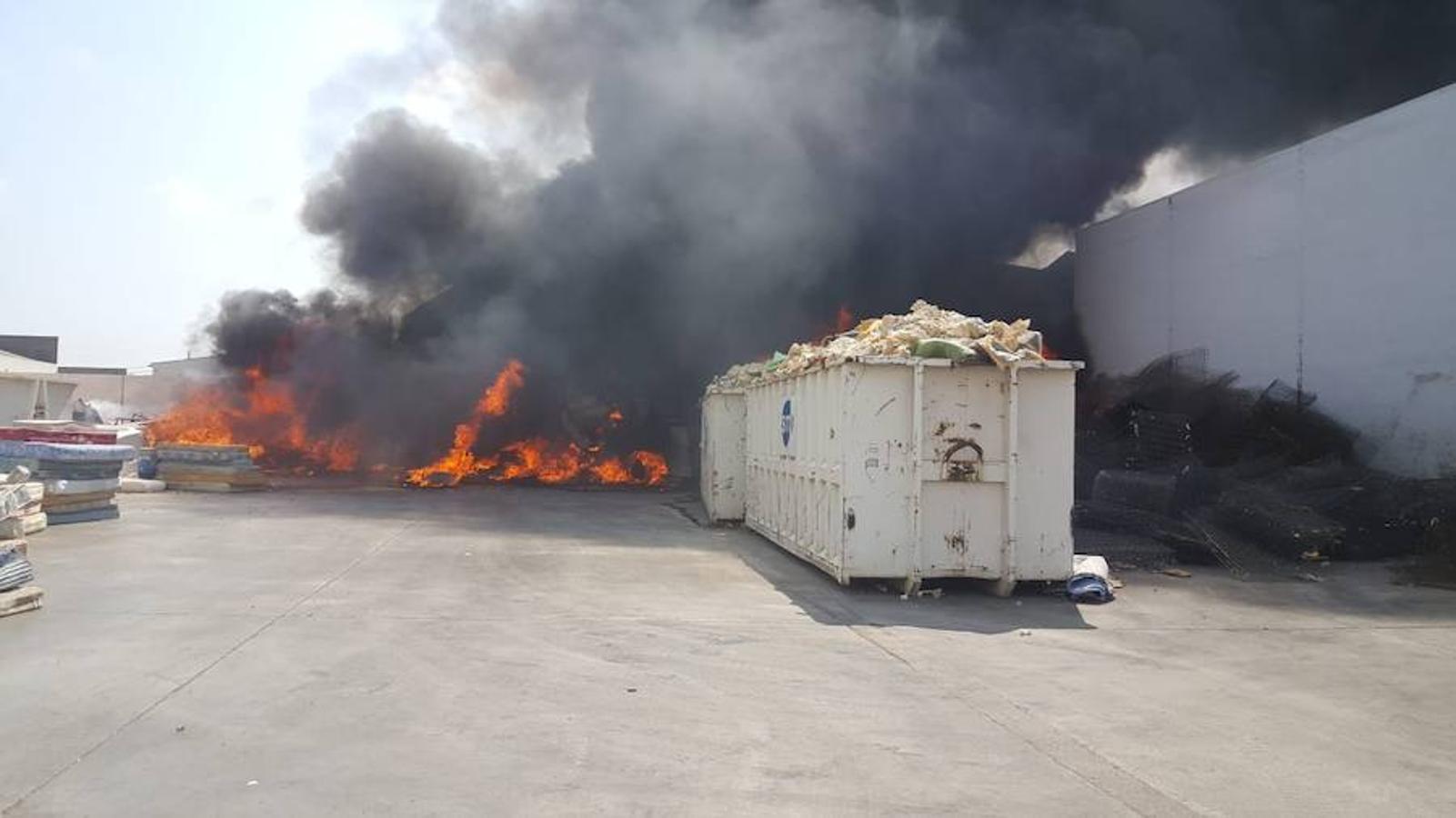 Fotos: Arde una empresa de reciclaje en el polígono industrial en Alboraya